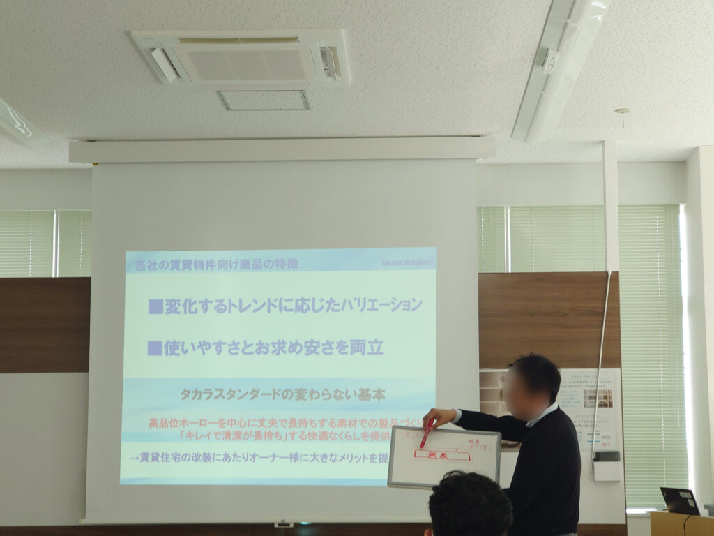 販売マネージャーによる説明