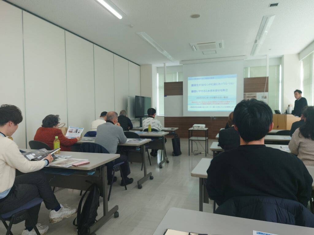 皆さんが熱心にお話を聞かれている様子