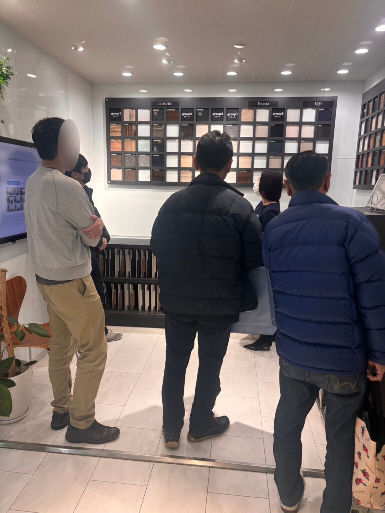 扉や天板の材質と色の展示